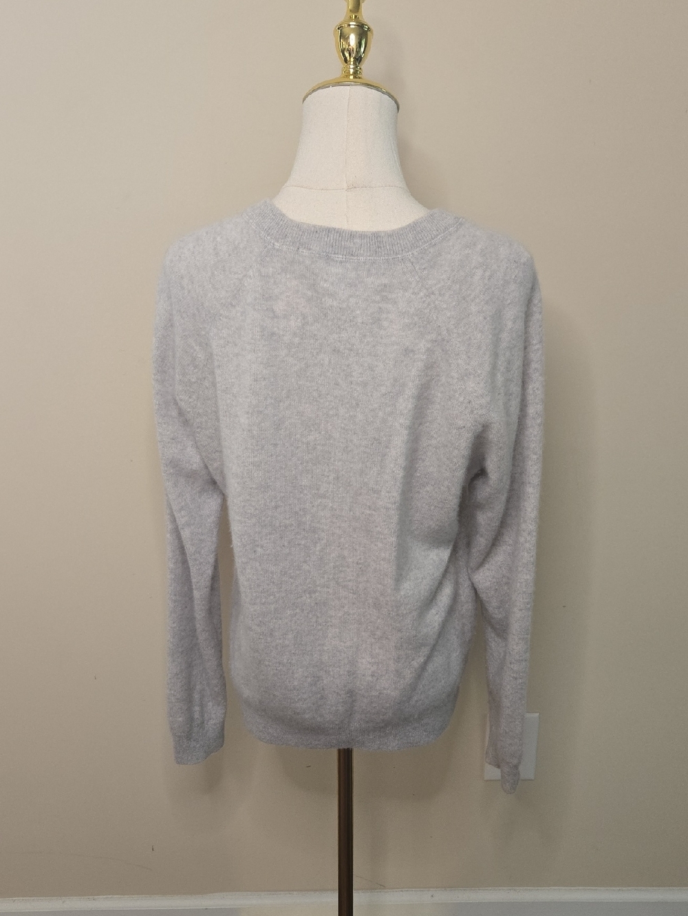 Garnet Hill Light Gray Cashmere Sweater Quiet Luxury Minimalist Wardrobe Staple - Picture 5 of 9